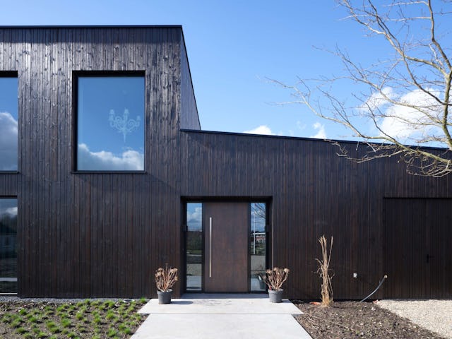 Villa Vuurlijn op een eiland in De Kwakel door Hoogeveen architecten. Beeld Ossip van Duivenbode