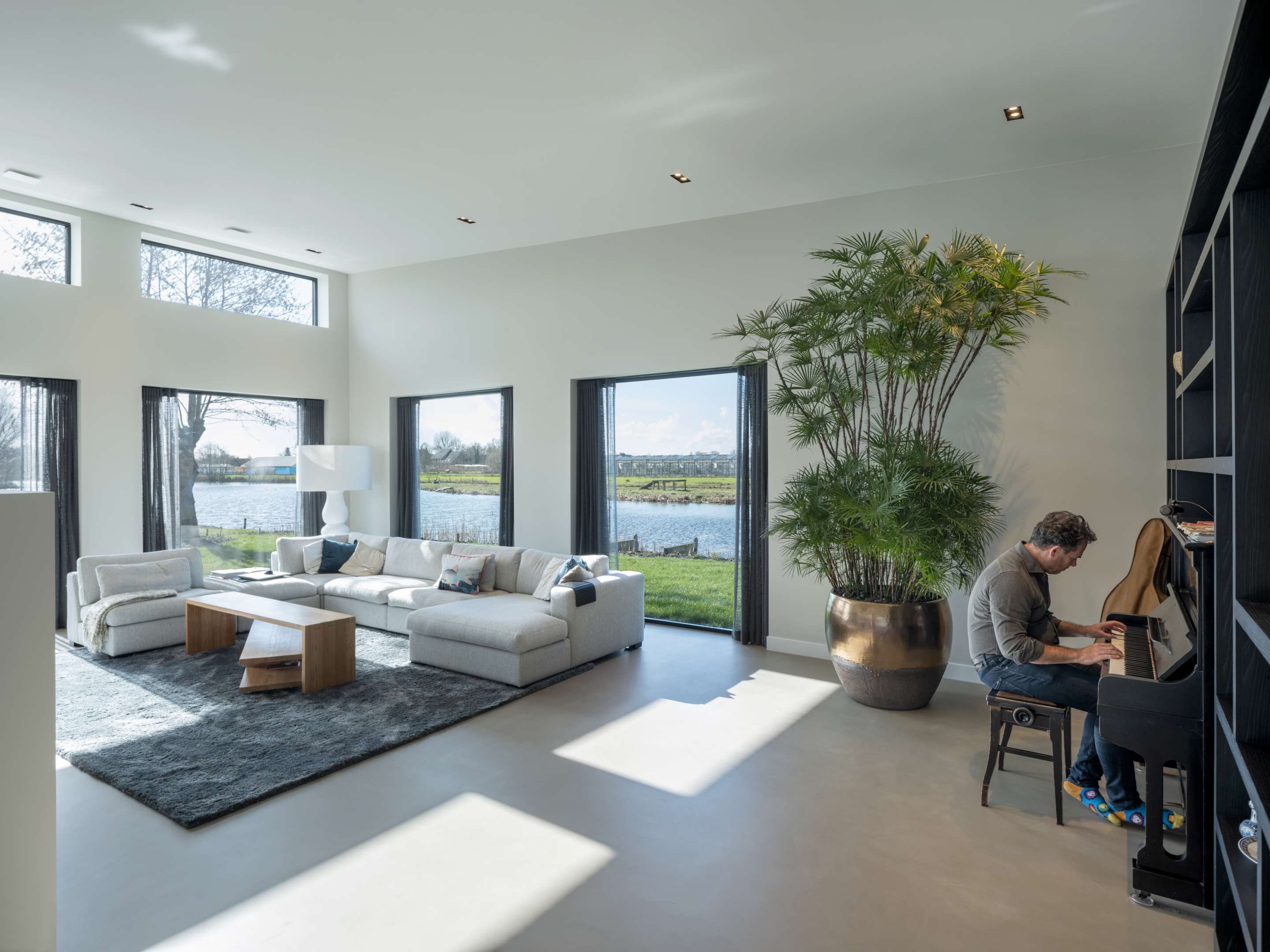 Villa Vuurlijn op een eiland in De Kwakel door Hoogeveen architecten. Beeld Ossip van Duivenbode