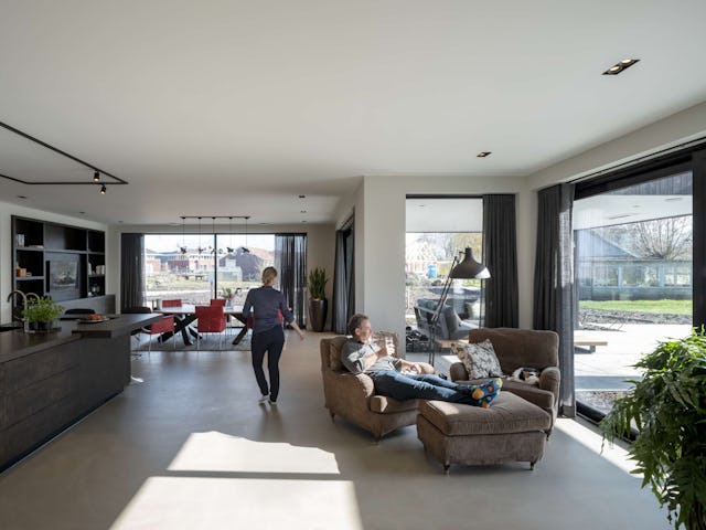 Villa Vuurlijn op een eiland in De Kwakel door Hoogeveen architecten. Beeld Ossip van Duivenbode