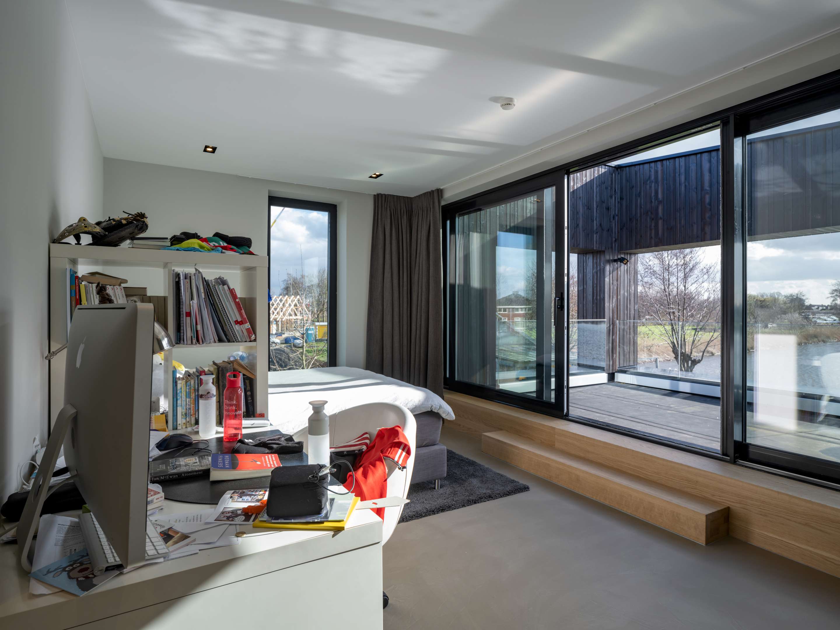 Villa Vuurlijn op een eiland in De Kwakel door Hoogeveen architecten. Beeld Ossip van Duivenbode