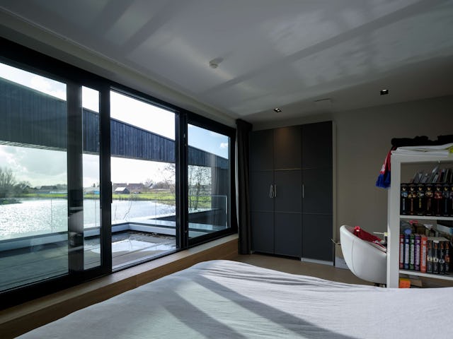 Villa Vuurlijn op een eiland in De Kwakel door Hoogeveen architecten. Beeld Ossip van Duivenbode