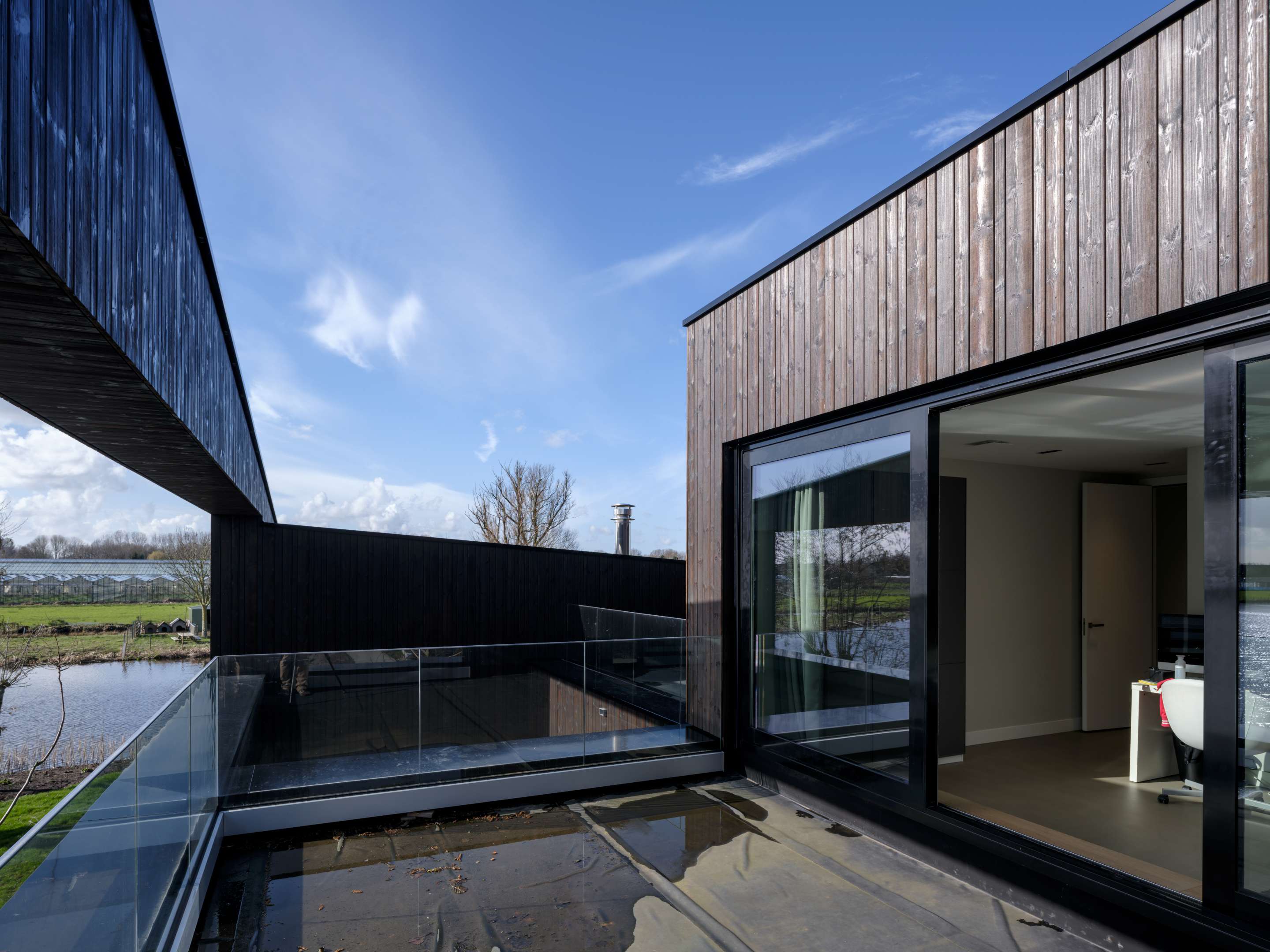 Villa Vuurlijn op een eiland in De Kwakel door Hoogeveen architecten. Beeld Ossip van Duivenbode