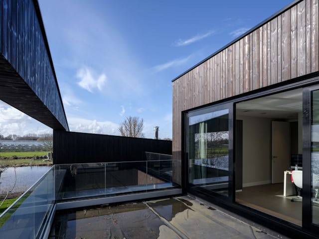 Villa Vuurlijn op een eiland in De Kwakel door Hoogeveen architecten. Beeld Ossip van Duivenbode