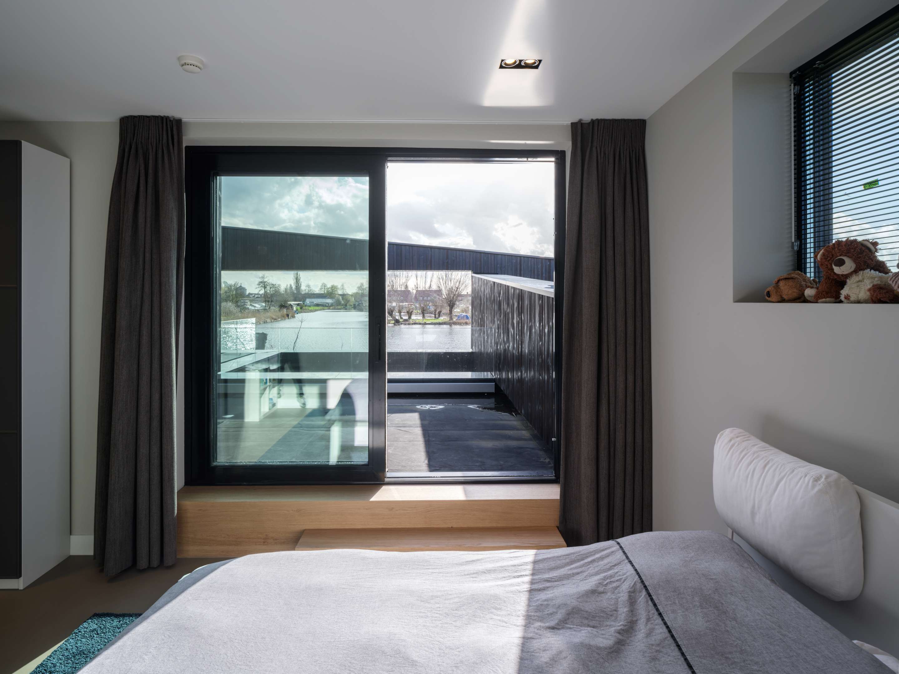 Villa Vuurlijn op een eiland in De Kwakel door Hoogeveen architecten. Beeld Ossip van Duivenbode