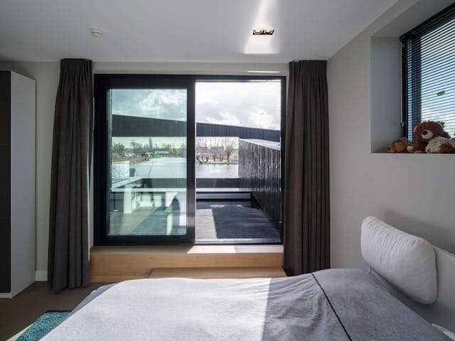 Villa Vuurlijn op een eiland in De Kwakel door Hoogeveen architecten. Beeld Ossip van Duivenbode