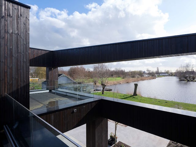 Villa Vuurlijn op een eiland in De Kwakel door Hoogeveen architecten. Beeld Ossip van Duivenbode