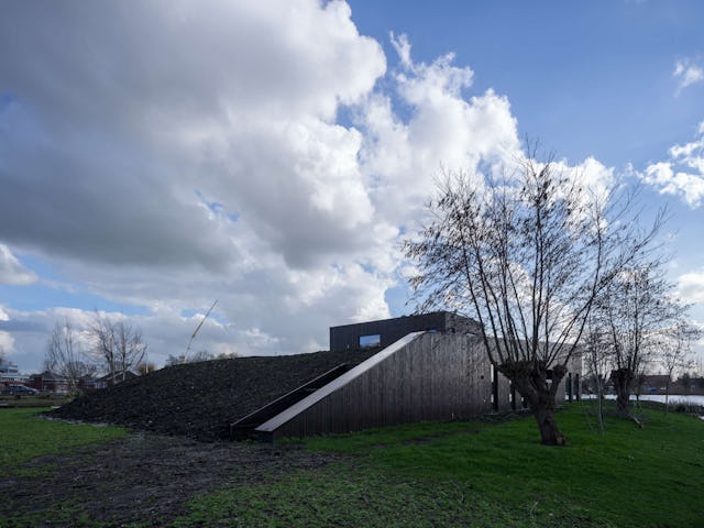 Villa Vuurlijn op een eiland in De Kwakel door Hoogeveen architecten. Beeld Ossip van Duivenbode