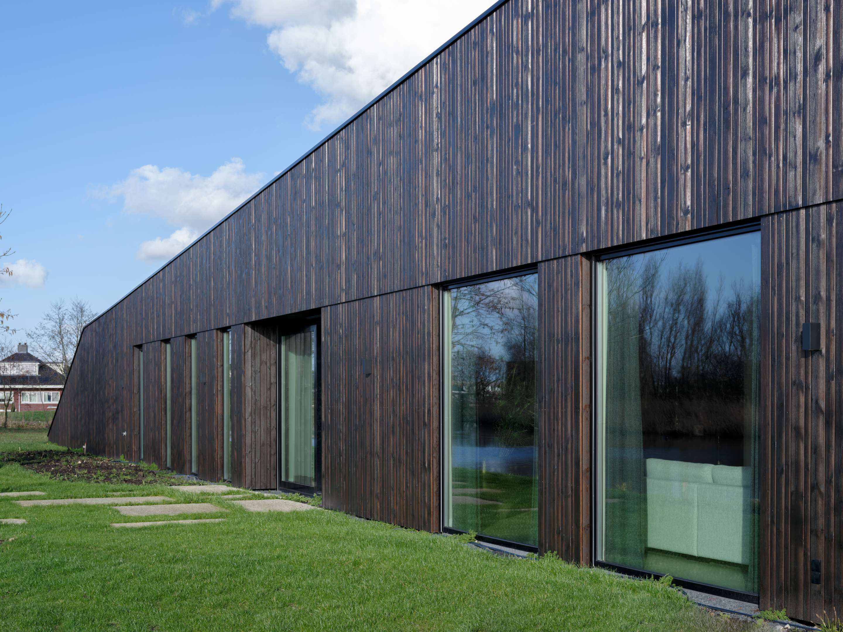 Villa Vuurlijn op een eiland in De Kwakel door Hoogeveen architecten. Beeld Ossip van Duivenbode