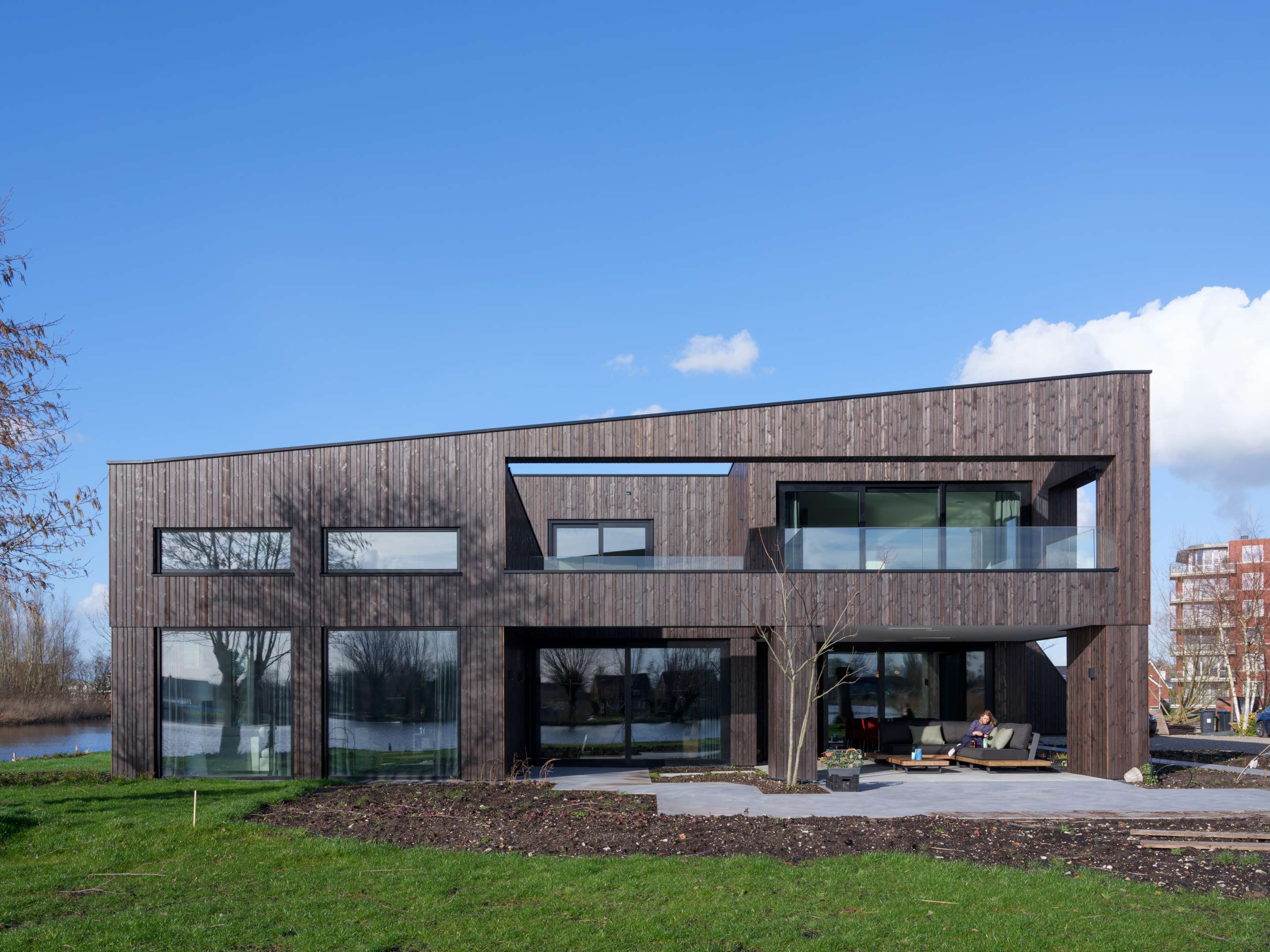 Villa Vuurlijn op een eiland in De Kwakel door Hoogeveen architecten. Beeld Ossip van Duivenbode