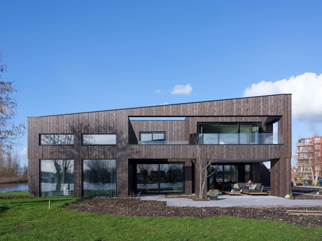 Villa Vuurlijn op een eiland in De Kwakel door Hoogeveen architecten. Beeld Ossip van Duivenbode