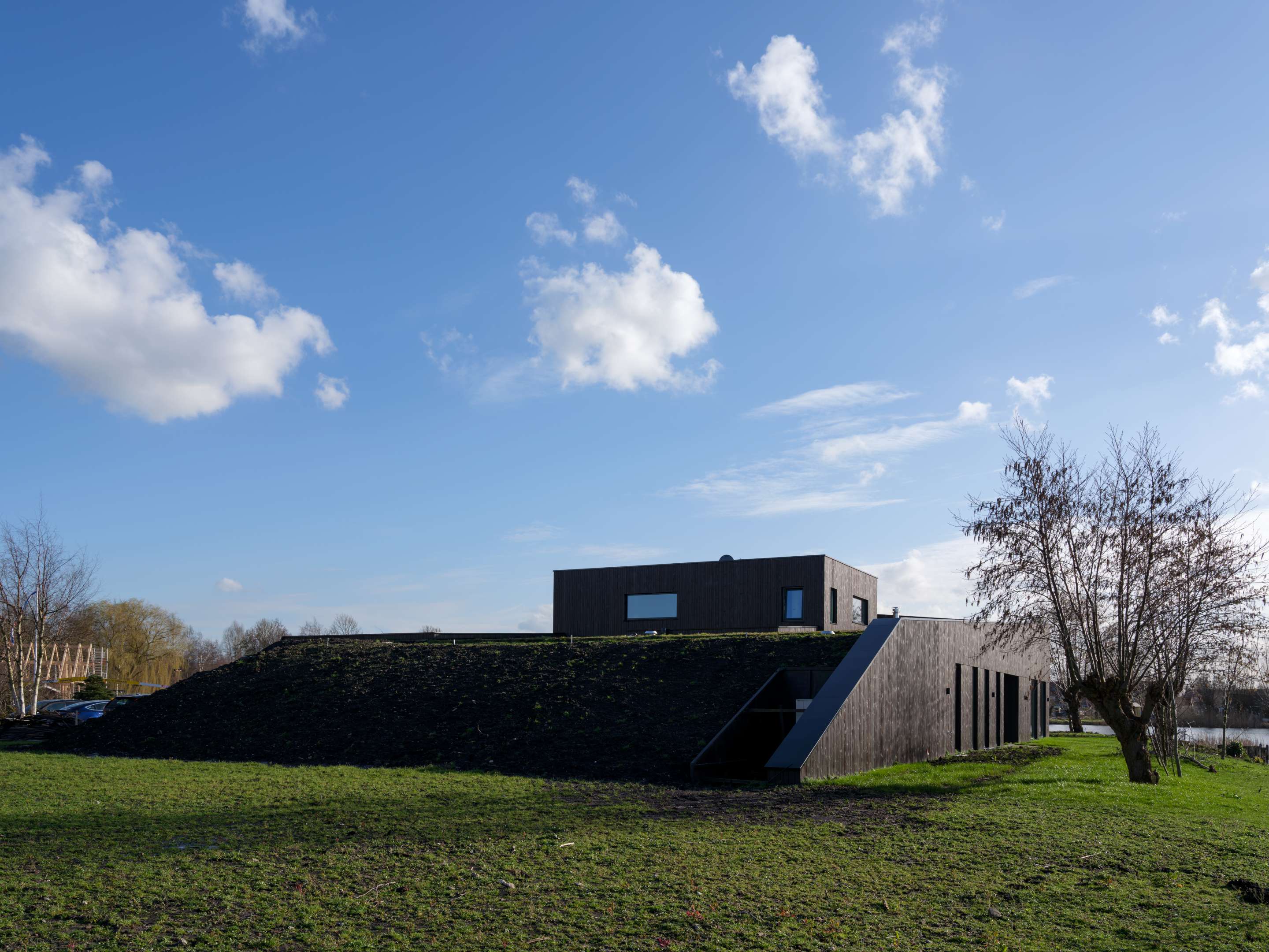 Villa Vuurlijn op een eiland in De Kwakel door Hoogeveen architecten. Beeld Ossip van Duivenbode