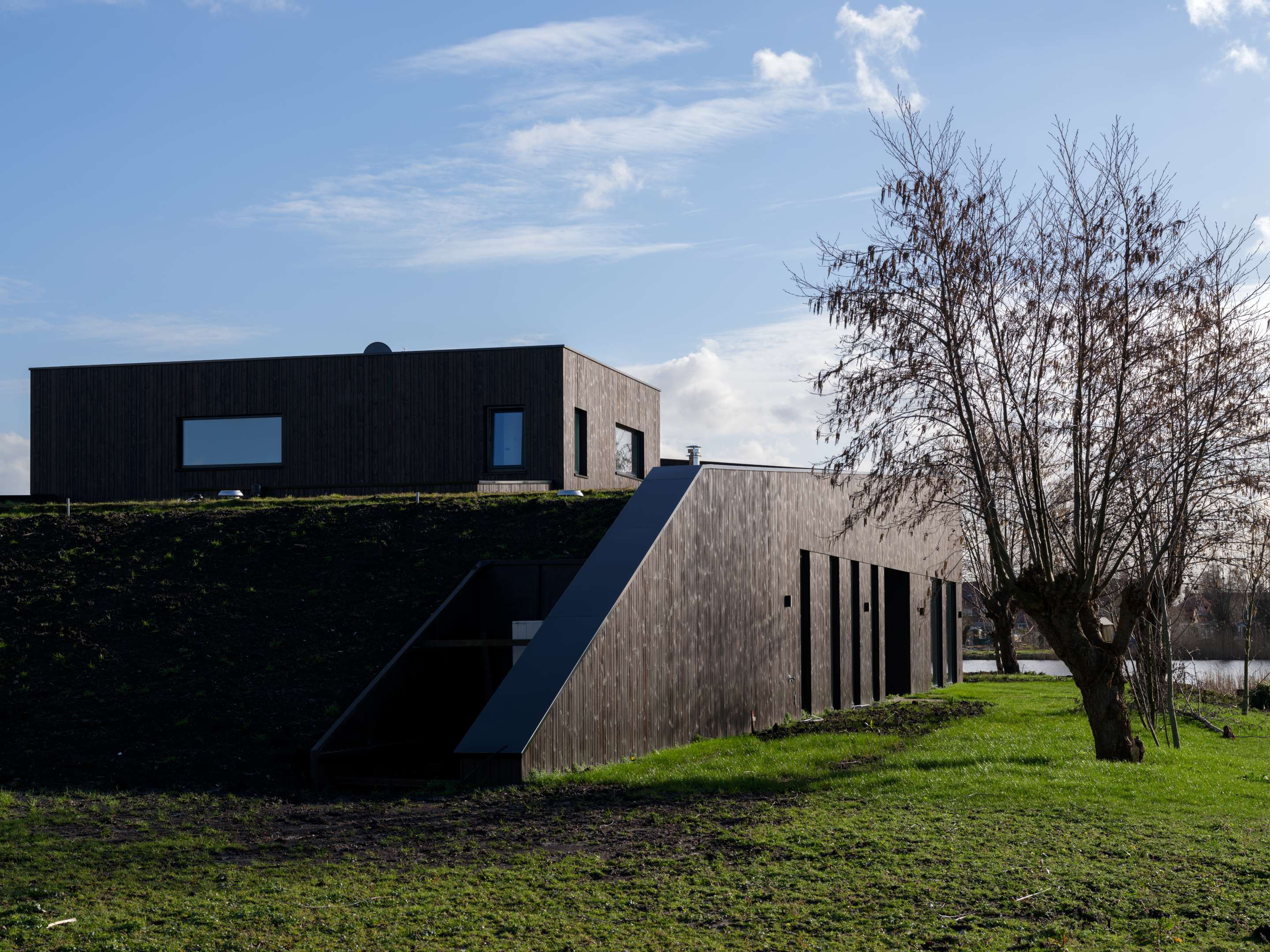 Villa Vuurlijn op een eiland in De Kwakel door Hoogeveen architecten. Beeld Ossip van Duivenbode