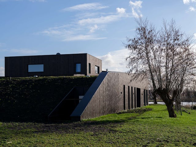 Villa Vuurlijn op een eiland in De Kwakel door Hoogeveen architecten. Beeld Ossip van Duivenbode