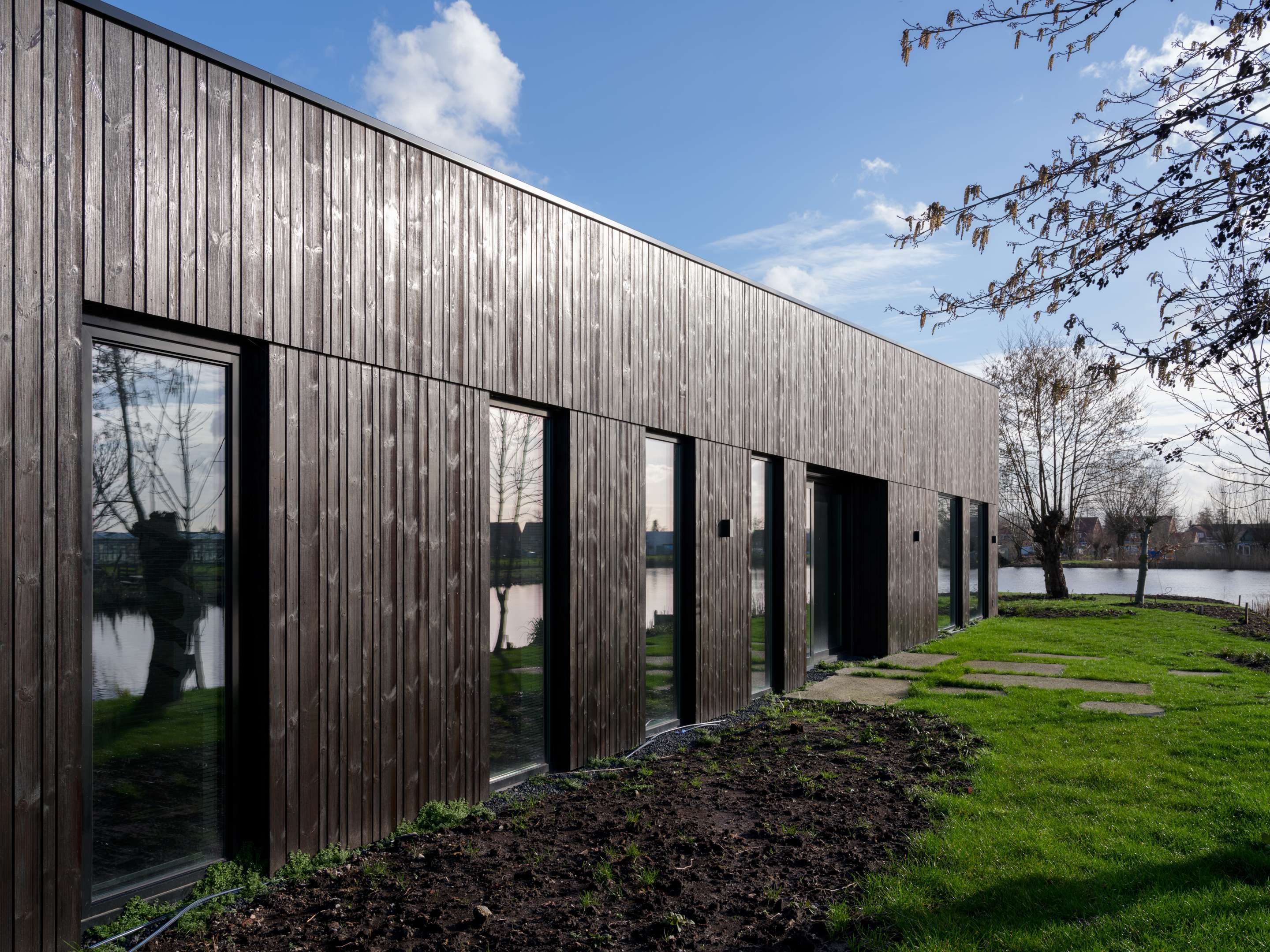 Villa Vuurlijn op een eiland in De Kwakel door Hoogeveen architecten. Beeld Ossip van Duivenbode