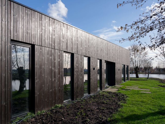 Villa Vuurlijn op een eiland in De Kwakel door Hoogeveen architecten. Beeld Ossip van Duivenbode
