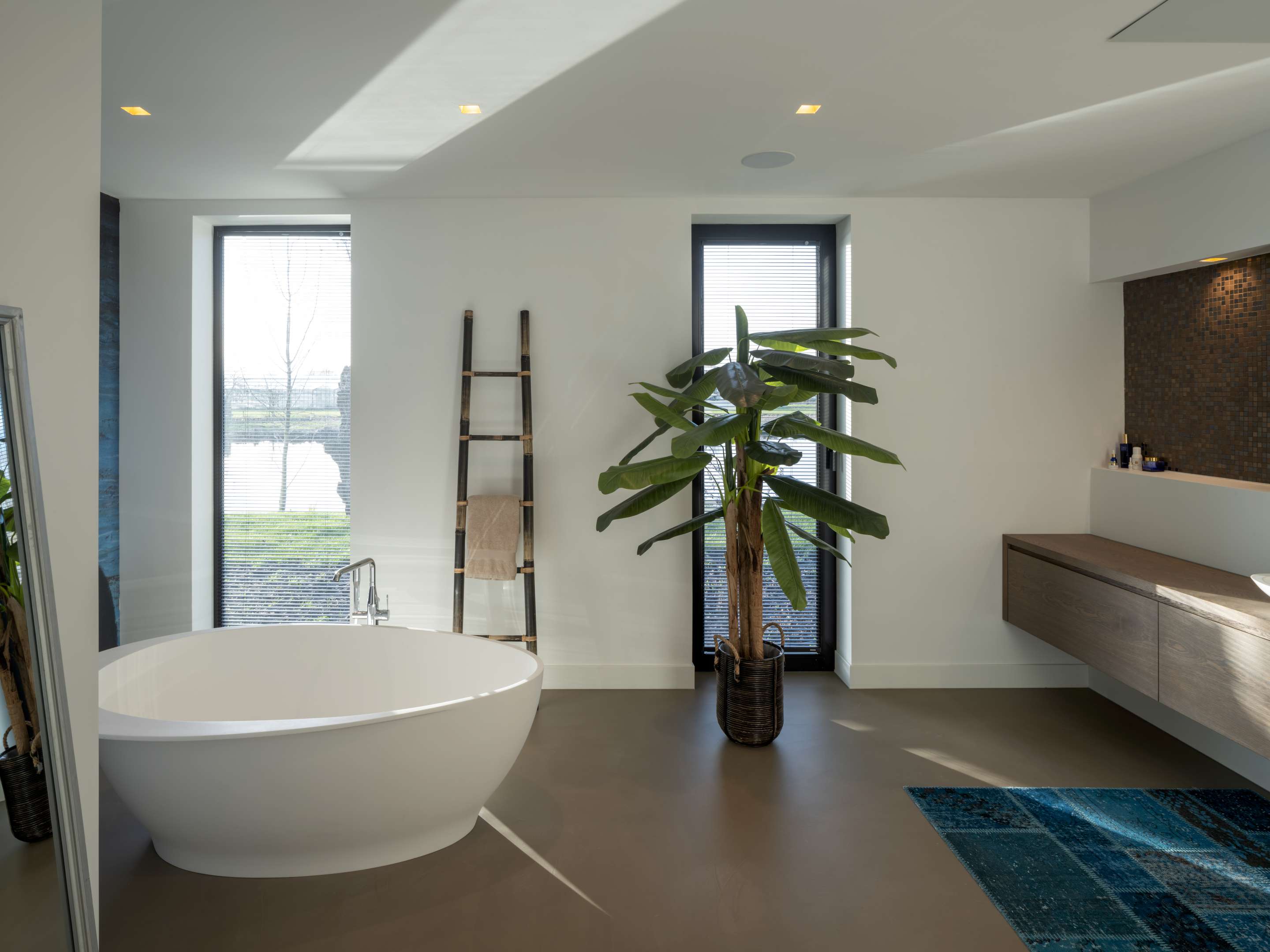 Villa Vuurlijn op een eiland in De Kwakel door Hoogeveen architecten. Beeld Ossip van Duivenbode