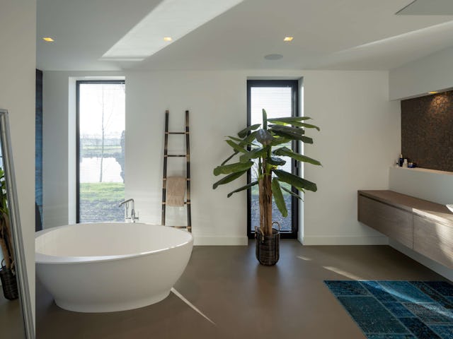 Villa Vuurlijn op een eiland in De Kwakel door Hoogeveen architecten. Beeld Ossip van Duivenbode