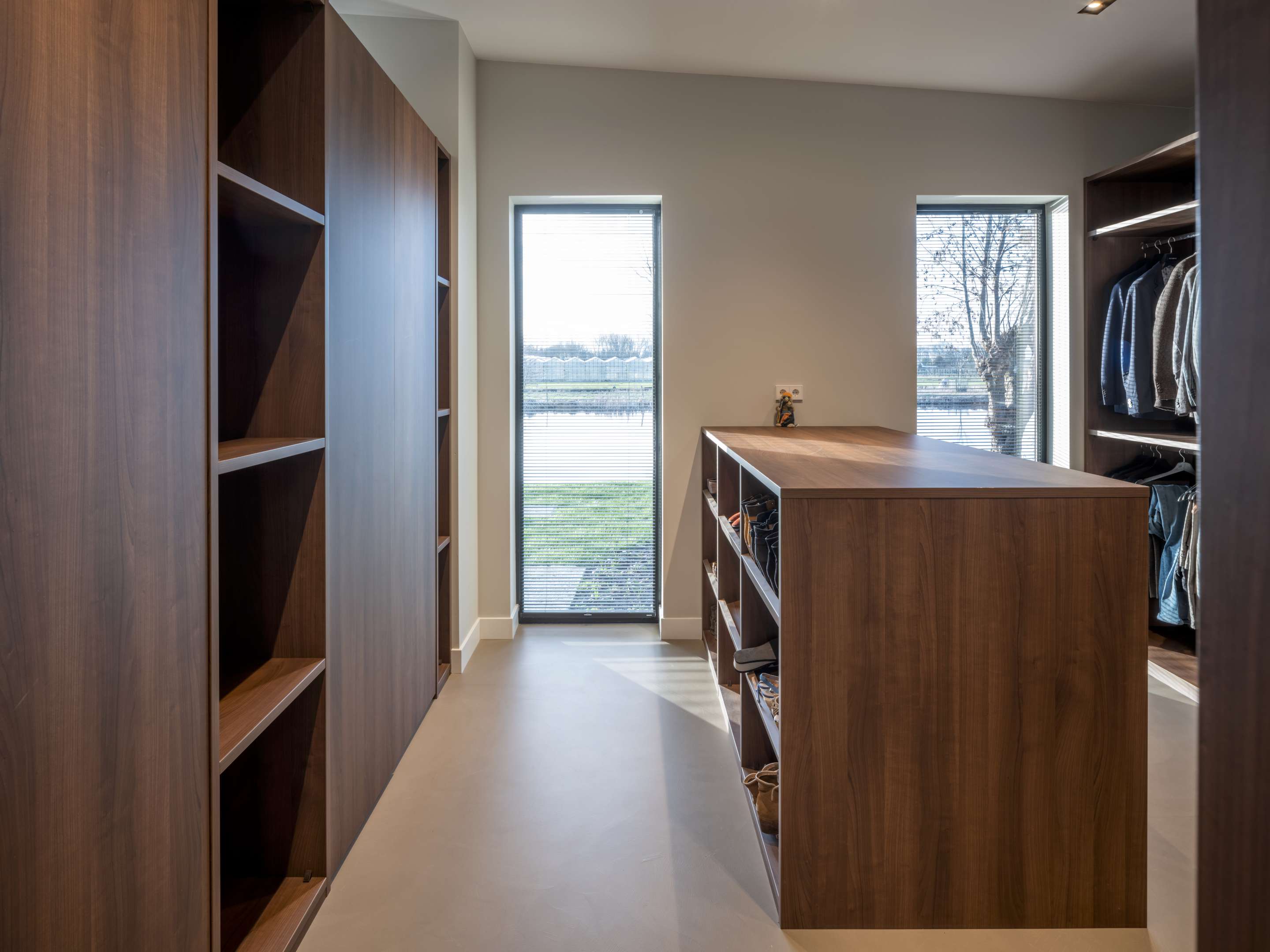 Villa Vuurlijn op een eiland in De Kwakel door Hoogeveen architecten. Beeld Ossip van Duivenbode