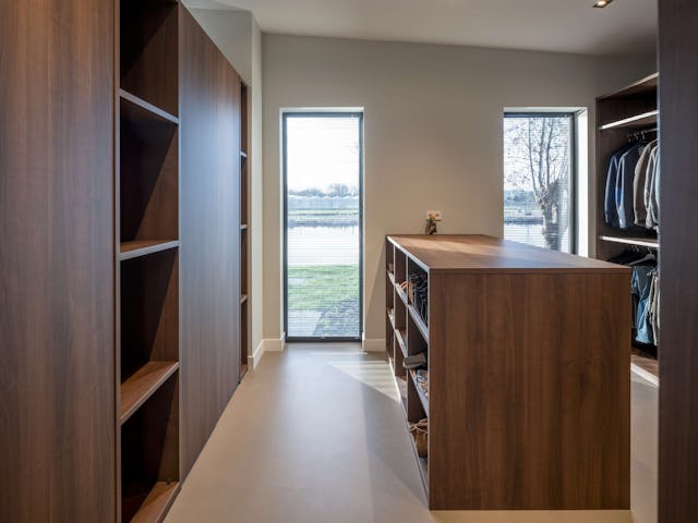 Villa Vuurlijn op een eiland in De Kwakel door Hoogeveen architecten. Beeld Ossip van Duivenbode