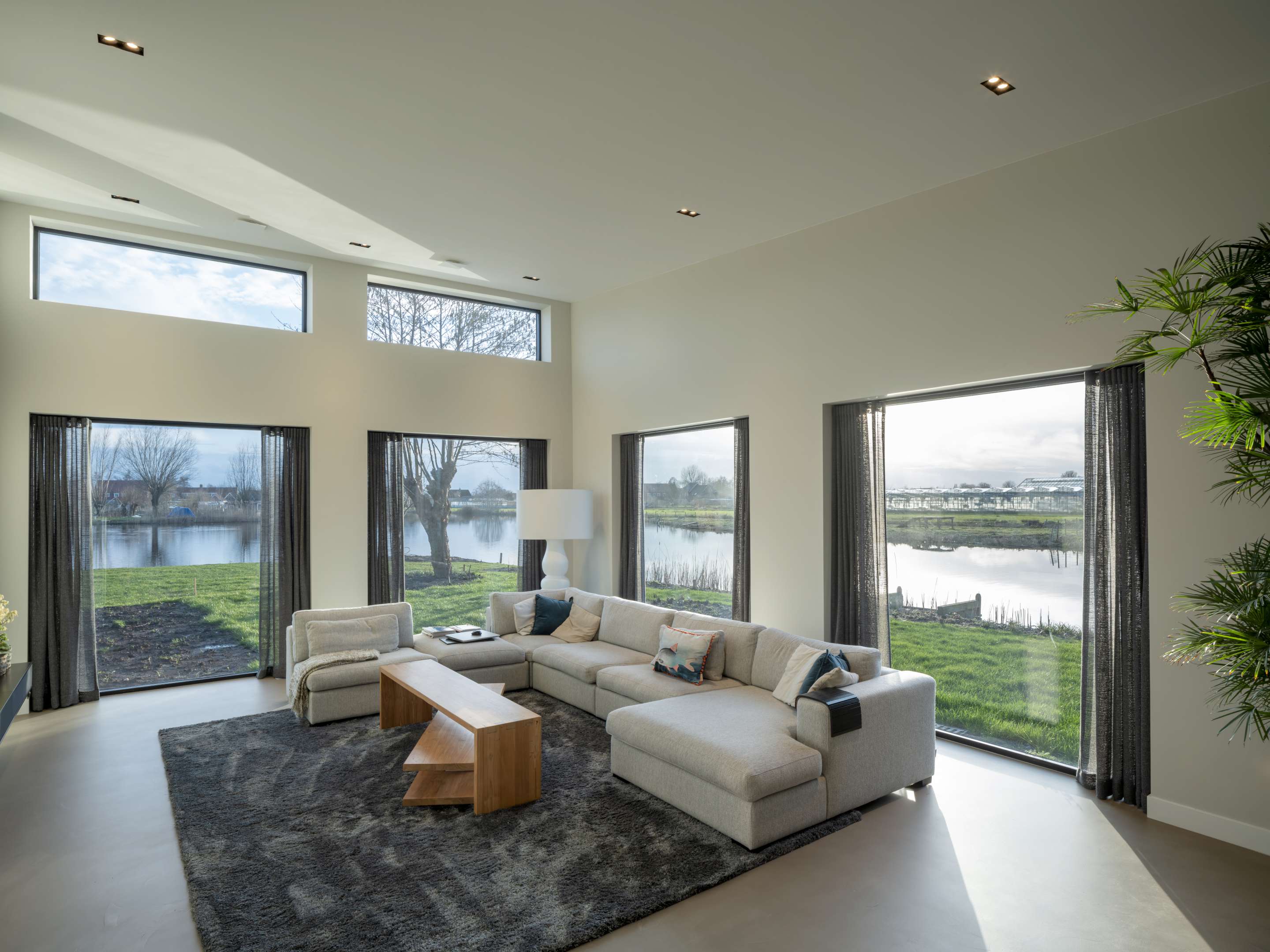 Villa Vuurlijn op een eiland in De Kwakel door Hoogeveen architecten. Beeld Ossip van Duivenbode