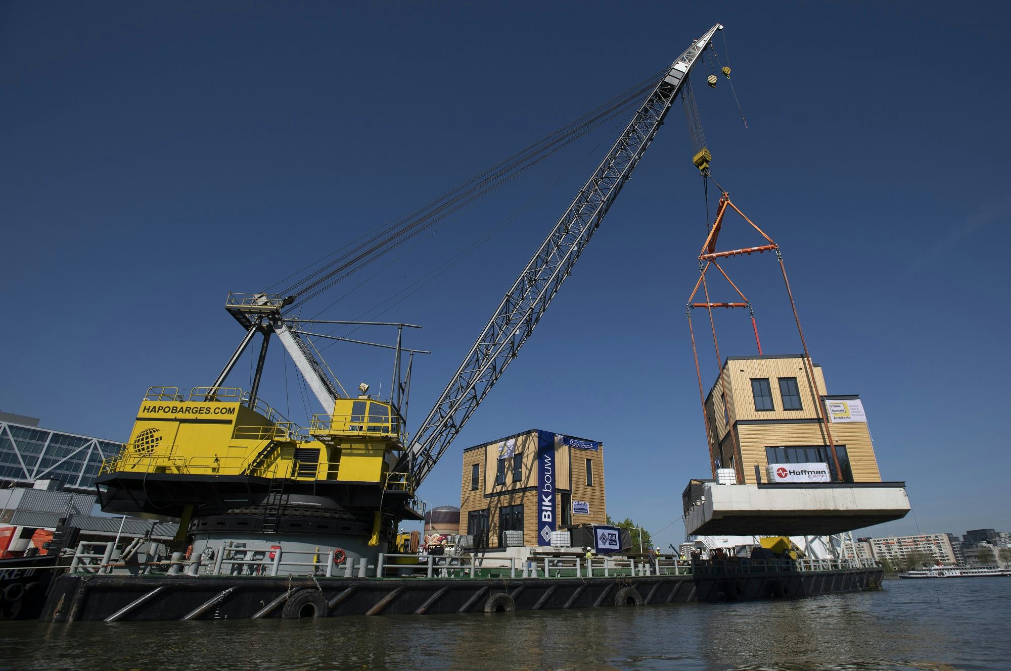 Geslaagde tewaterlating eerste Havenlofts in Nassauhaven Rotterdam