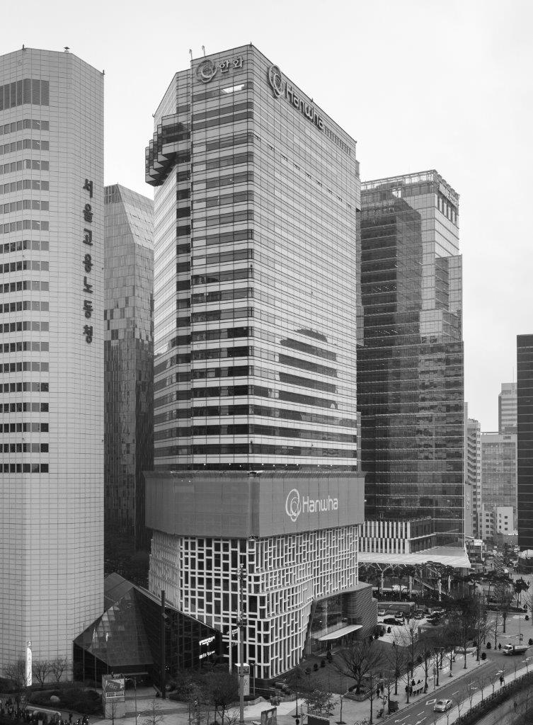 De bestaande gevel bestond uit horizontale stroken van ondoorschijnende panelen en enkel getint glas. In ons ontwerp werd dit vervangen door helder isolatieglas en een aluminiumomlijsting. Beeld Rohspace