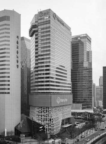 De bestaande gevel bestond uit horizontale stroken van ondoorschijnende panelen en enkel getint glas. In ons ontwerp werd dit vervangen door helder isolatieglas en een aluminiumomlijsting. Beeld Rohspace