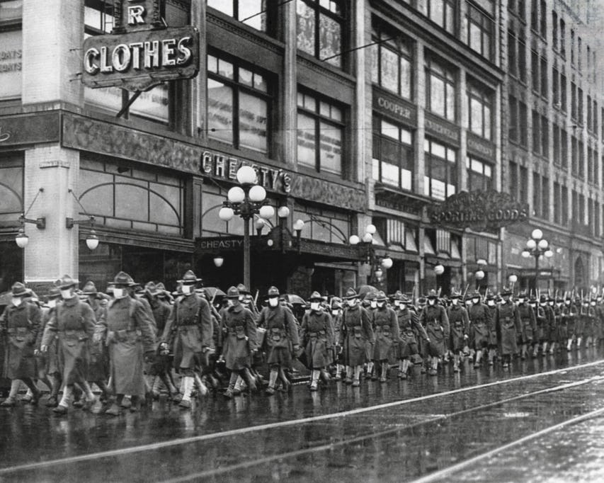 U.S. 39th regiment in Seattle, december 1918, droegen tijdens hun tocht naar Frankrijk  mondmasker om verdere verspreiding van het virus tegen te gaan. Beeld Shutterstock