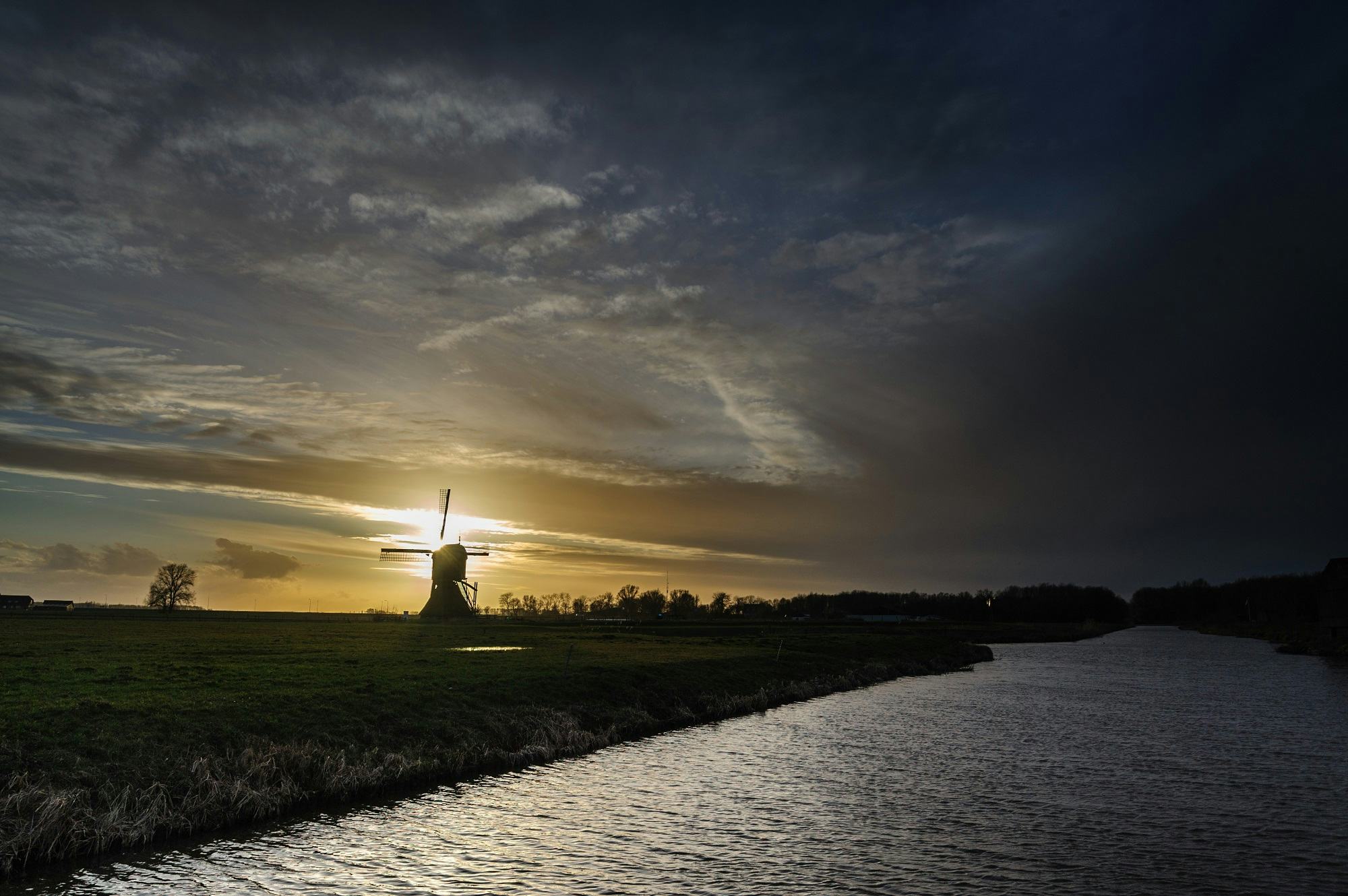 Windmolens langs de Nieuwe Hollandse Waterlinie bij Werkendam. Beeld Shutterstock