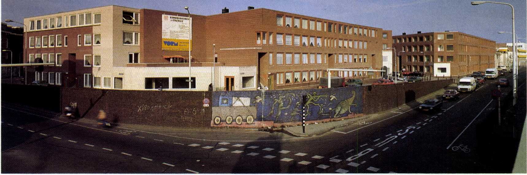 Alvaro’s Siza’s woningblokken 'de punt’ (links) en 'de
komma’ (rechts), gezien vanaf de kruising Parallelweg-
Vaillantlaan.