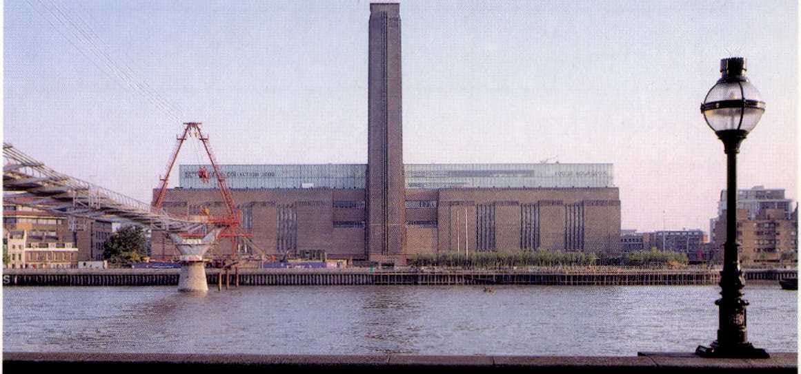 De Tate aan de Theems. De ‘light beam’ op het dak, de gespaarde schoorsteen
en de brug van Norman Foster zijn de belangrijkste kenmerken van de transformatie - Beeld Christian Richters