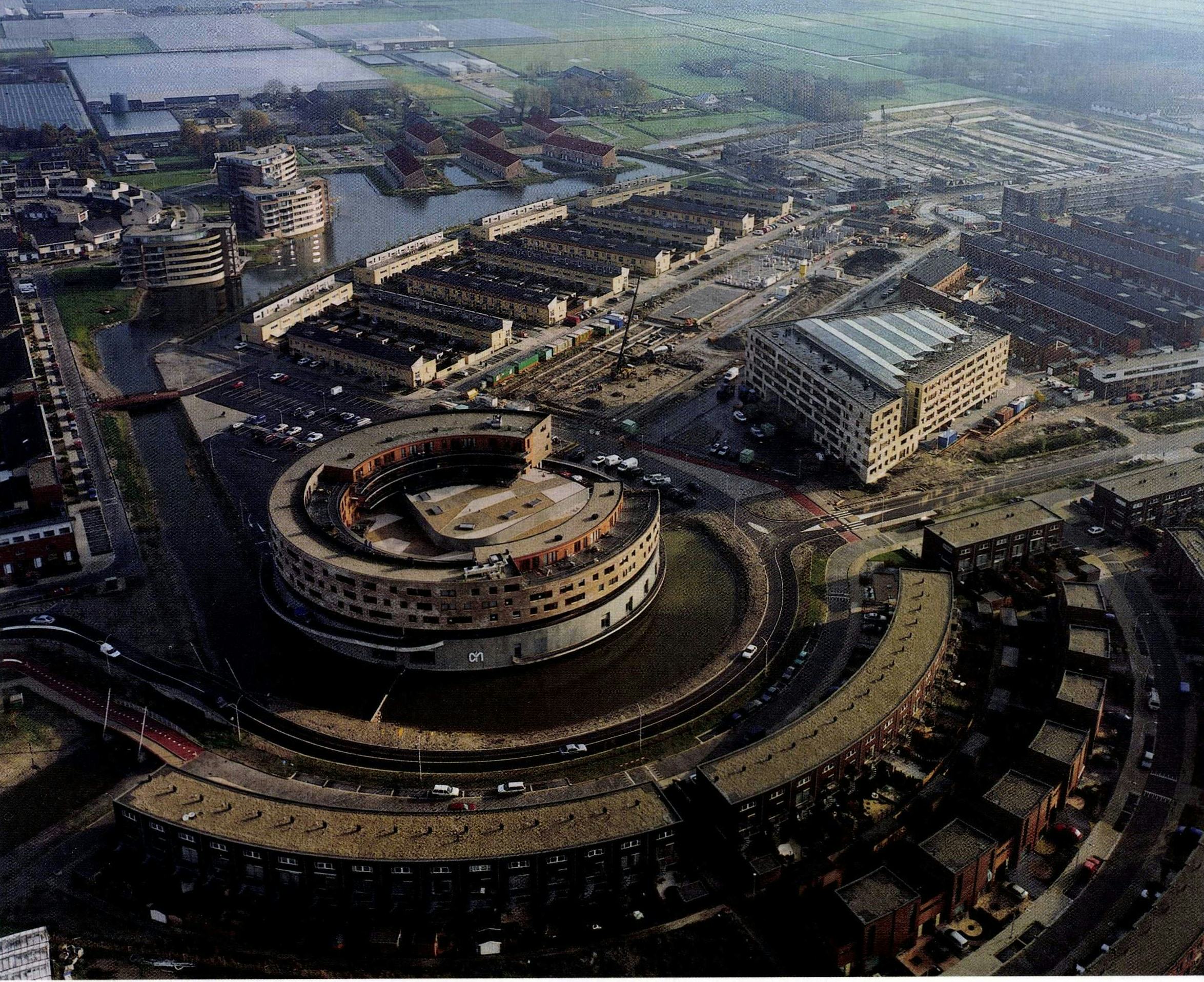 Het centrum van de Emerald in vogelvlucht, met links het winkelcentrum en
rechts het woonzorgcentrum. Daarachter is de school in aanbouw.
foto De Jong Luchtfotografie