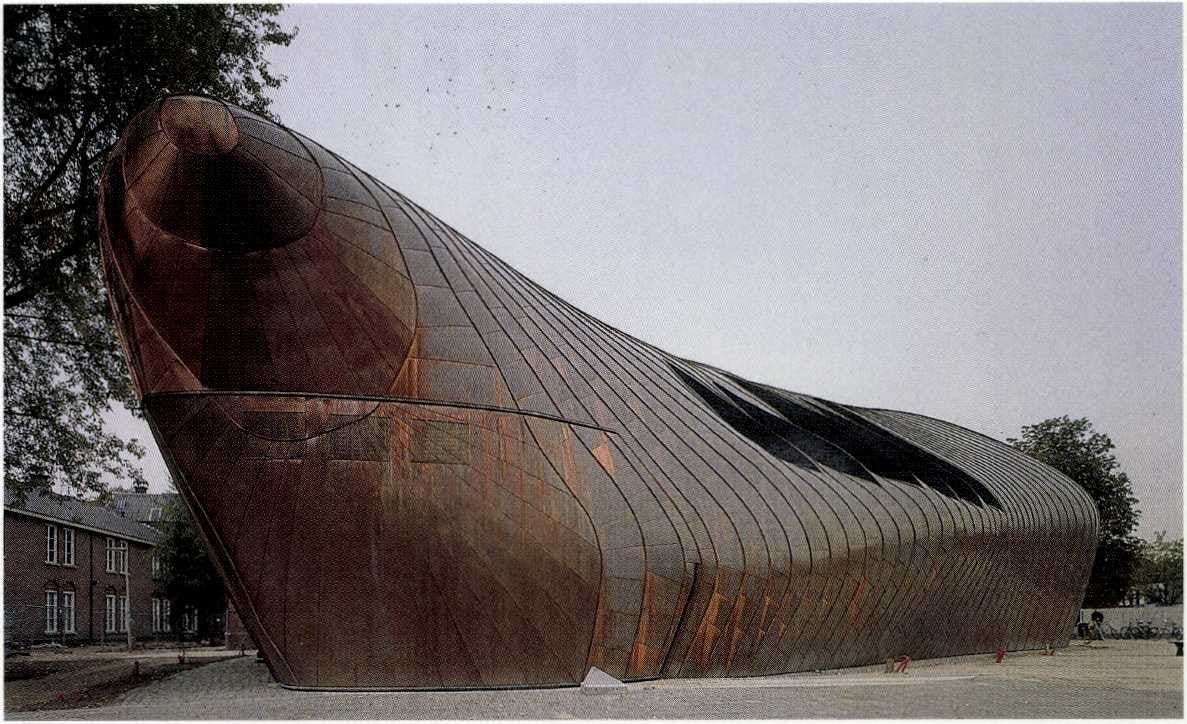 Het popcentrum bestaat uit een organisch gevormd gebouw dat in en
aan een verbouwd, historisch gebouw is geplaatst - Christian Richters