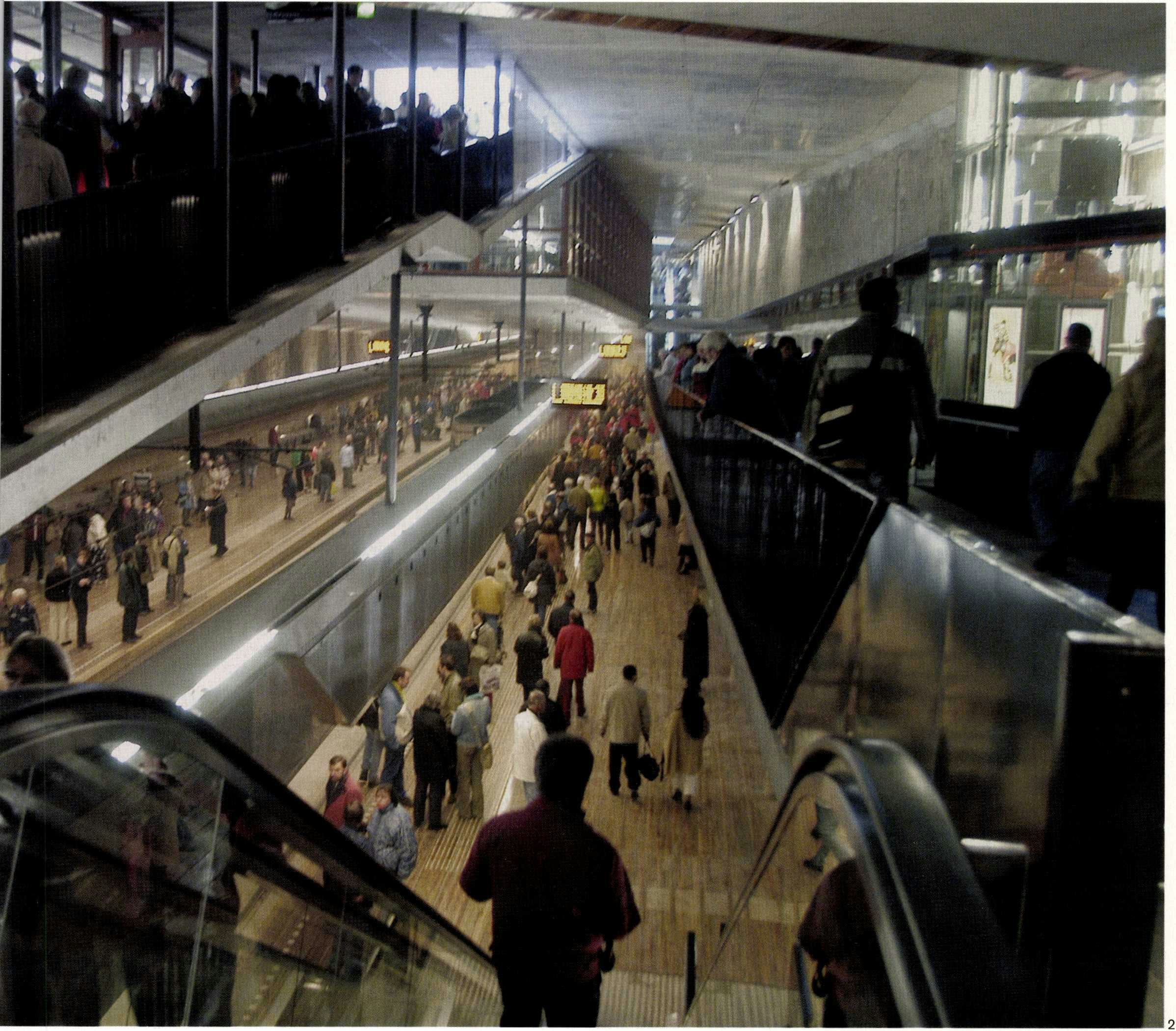 De verdiepingen voor de parkeergarage en andere
voorzieningen zijn voor een deel los in de ruimte
gehangen aan stalen staven - Beeld Hans Werlemann