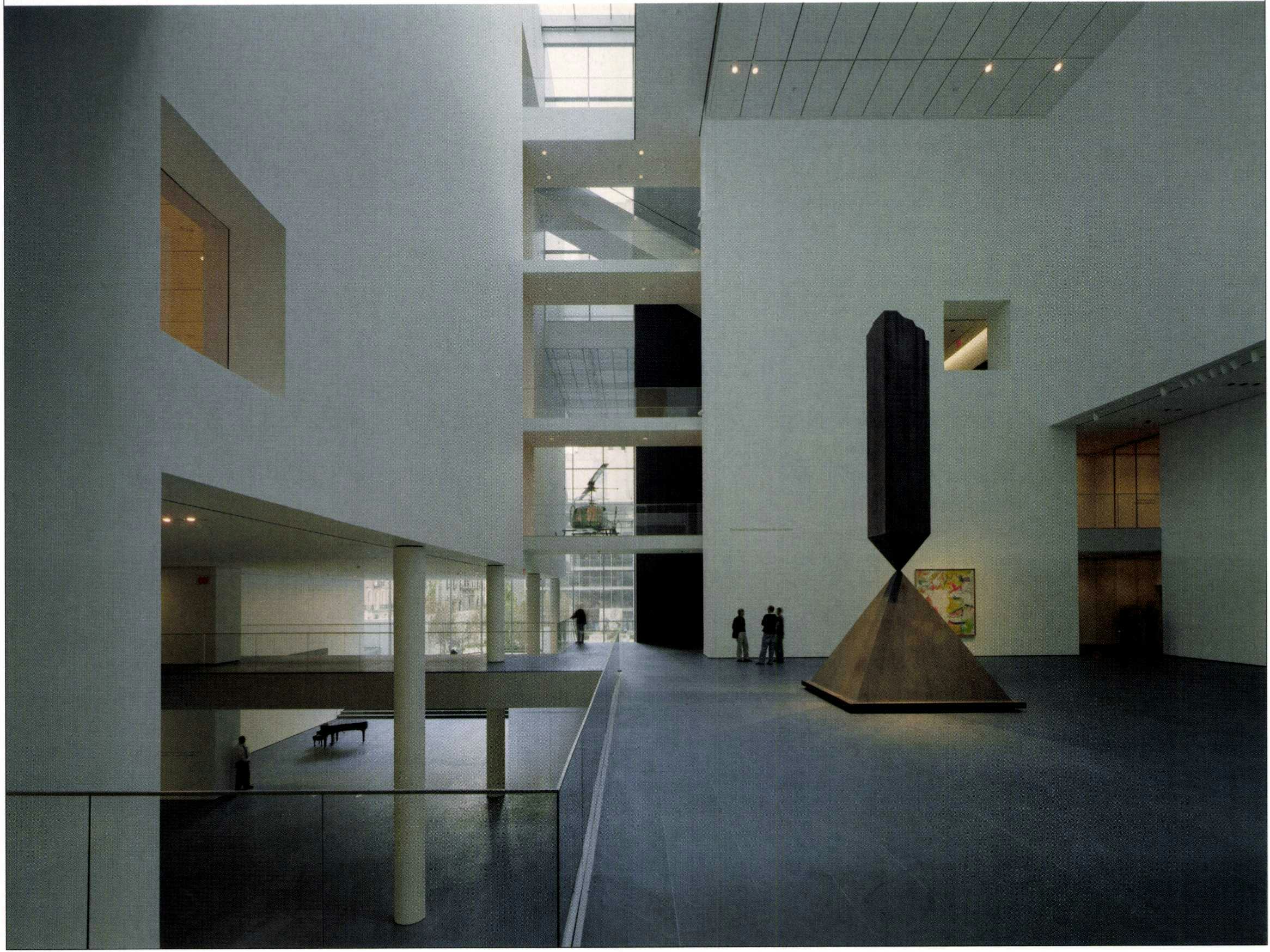 Het grote atrium, met daarin
Barnett Newmans ‘Broken
Obelisk’. Achterin is een glimp
van de beeldentuin zichtbaar -  Beeld Timothy Hursley