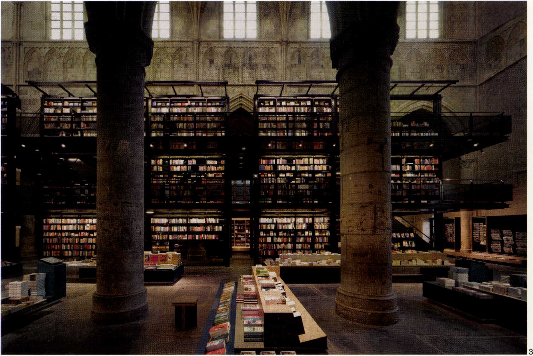 Merkx + Girod heeft een
evenwichtig beeld gecreëerd
tussen oude architectuur
en hedendaagse interieurarchitectuur,
waarbij boekhandel
en kerkruimte elkaar
versterken - Beeld Roos Aldershoff