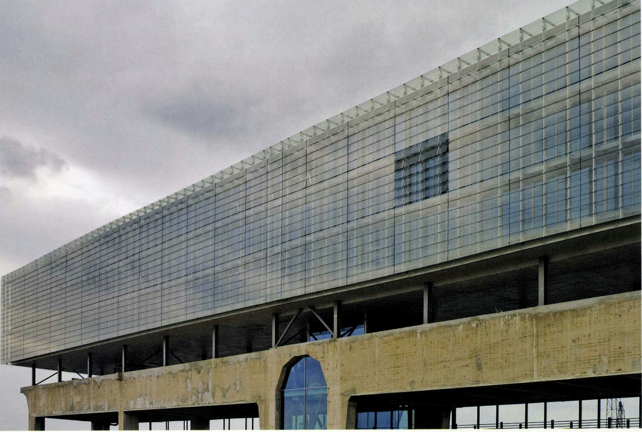 De geprefabriceerde staalconstructie, waarin een trap en een panoramalift de verdiepingen ontsluiten, is speciaal ontwikkeld. De nieuwe stijgpunten zijn geplaatst
op de plek van de oorspronkelijke trappenhuizen - Beeld Christiaan de Bruijne