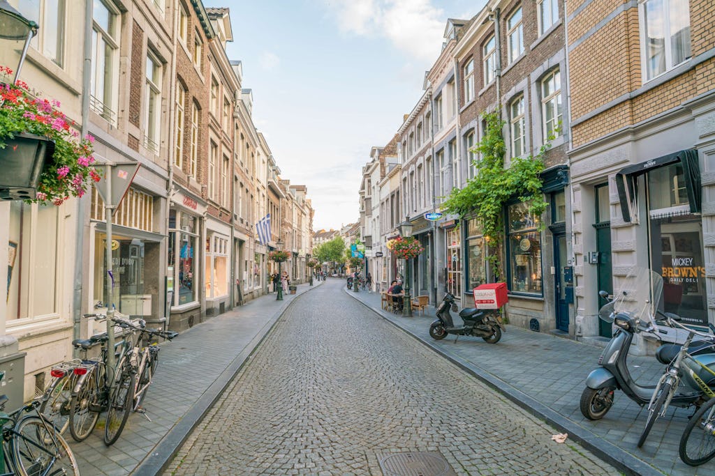 Verlaten winkelstraat in Maastricht tijdens de coronacrisis. Beeld Shutterstock