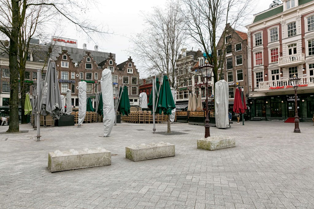 Verlaten Leidseplein in Amsterdam tijdens de coronacrisis. Beeld Shutterstock