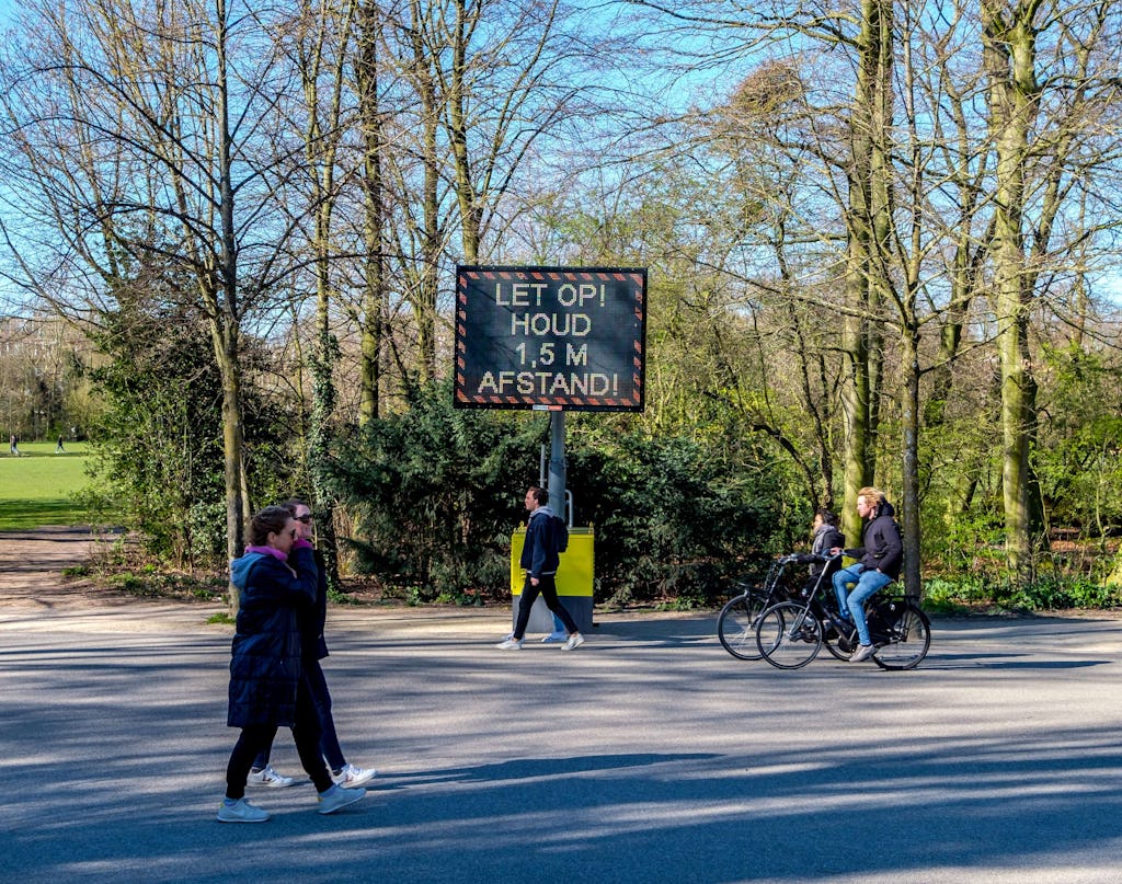 Park in Amsterdam tijdens coronacrisis. Beeld Shutterstock