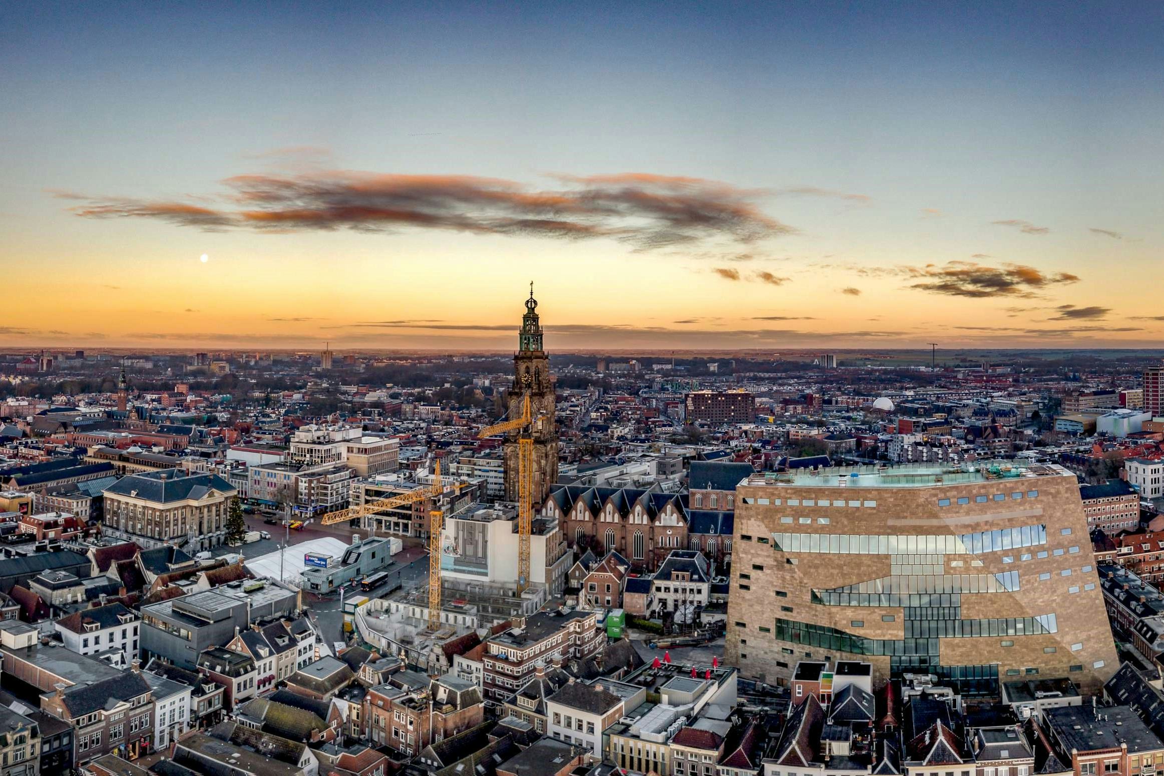 Forum Groningen in de binnenstad, met links de Grote Markt en het stadhuis van Groningen. Beeld Deon Prins