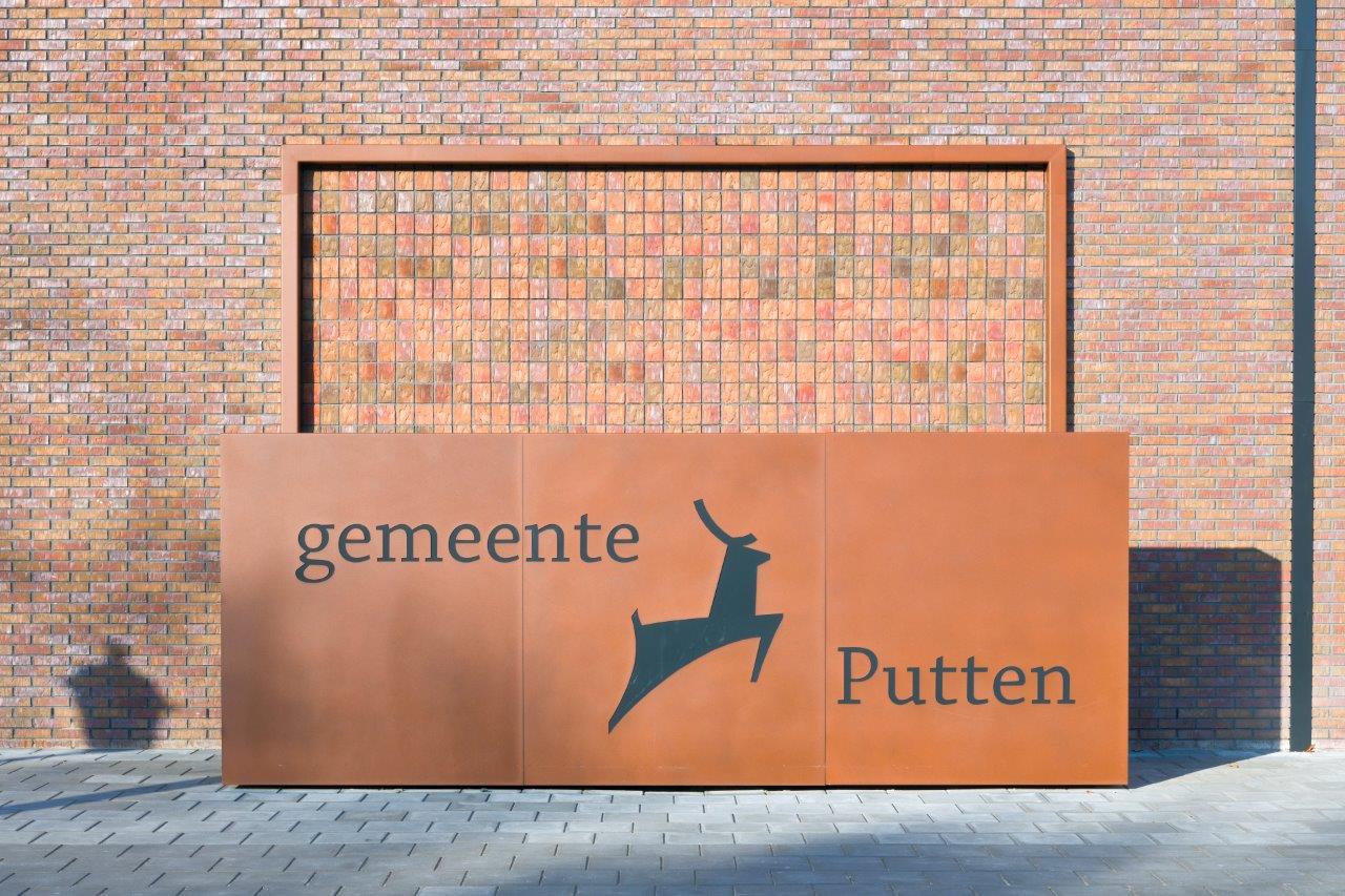 Spreekgestoelte geïntegreerd in de gevel. Beeld Rob van Esch | Architectuurfotograaf 