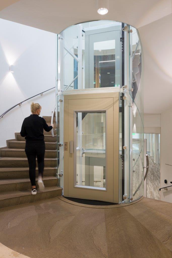 Nieuwe lift ingepast in bestaande trappenhuis. Beeld Rob van Esch | Architectuurfotograaf 