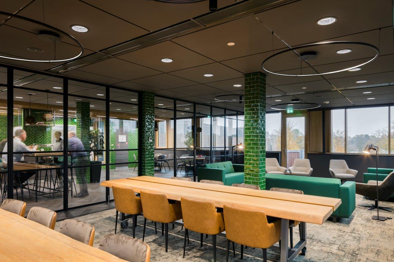 Vernieuwde, multifunctionele personeelsrestaurant. Beeld Rob van Esch | Architectuurfotograaf 