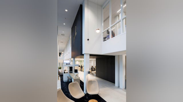 Ruimtelijke publieke hal. Beeld Rob van Esch | Architectuurfotograaf