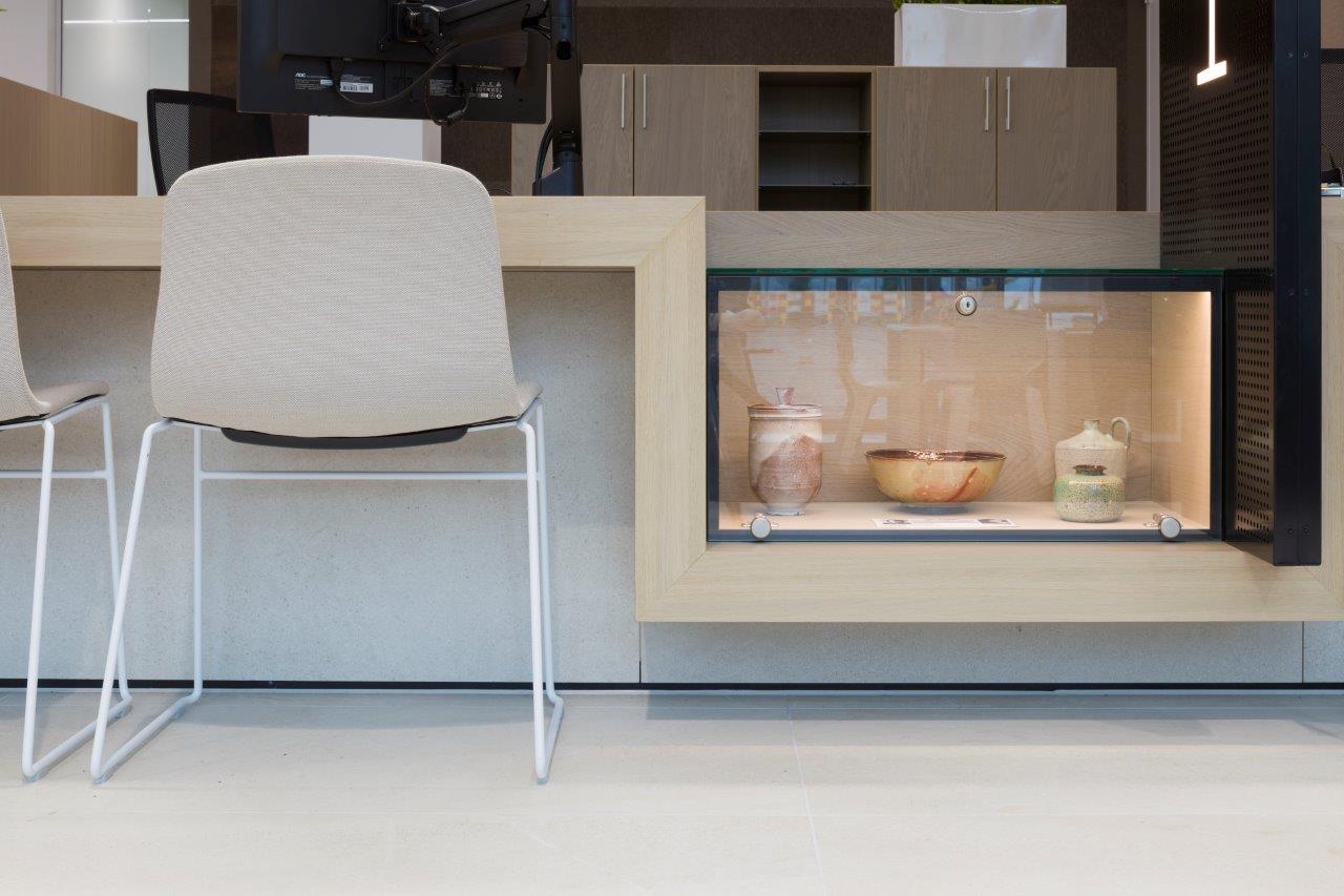 Detail vitrine in baliemeubel. Beeld Rob van Esch | Architectuurfotograaf 