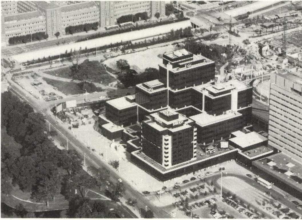 Babylon naast Centraal station, megastructuur naast monocultuur.
Foto: Dick Lemcke.
