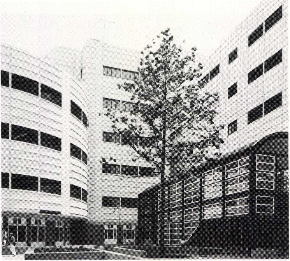 De entree van de Koninklijke Bibliotheek is ondergebracht in een losstaand gebouwtje. Links de halfronde
uitbouw waarin o.m. de leeszalen zijn gesitueerd. Beeld de Architect uit 1982