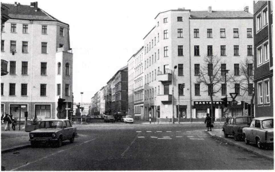 Renovatie Wilhelm-Pieck-Strasse. Een van de zeldzame panden die hun oorspronkelijke ornamenten hebben
behouden zien we aan de overkant van het kruispunt, rechts.