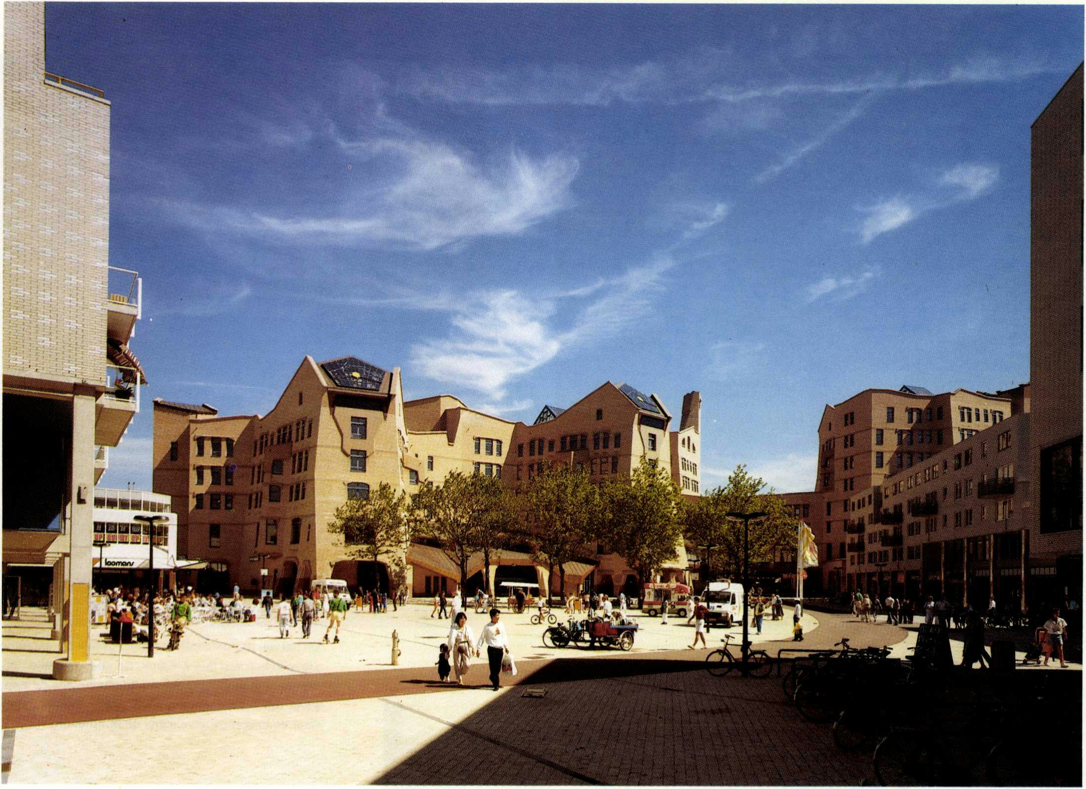 De hoofdentree aan het Bijlmerplein.